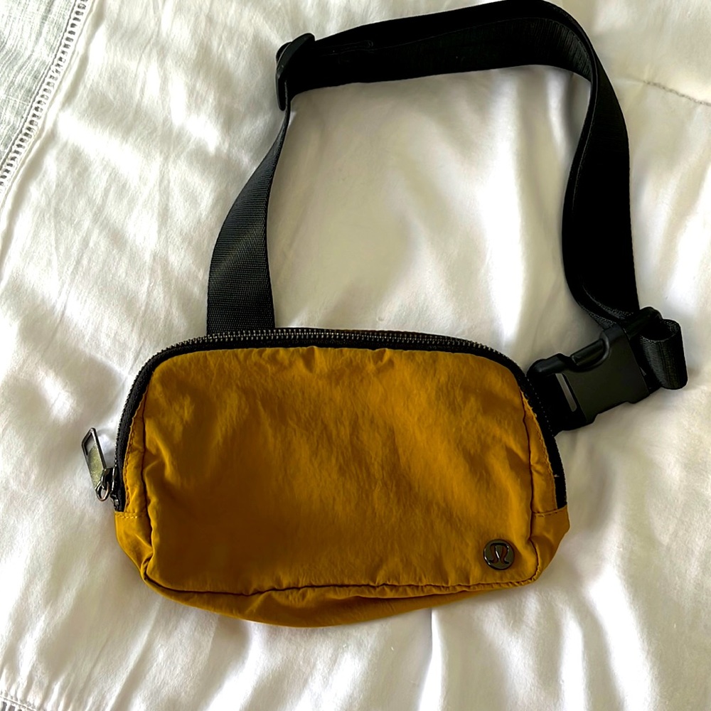 Lululemon belt bag EUC sold out colorway